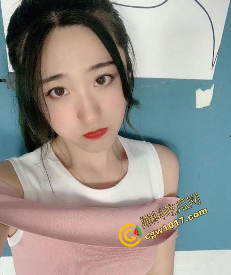 辽宁大学生【翟芷柔】丑闻曝光：清纯外表下淫乱不堪，赤裸迎合摄影师龌龊摸索，男友曝出不雅私密照，引发轩然大波！