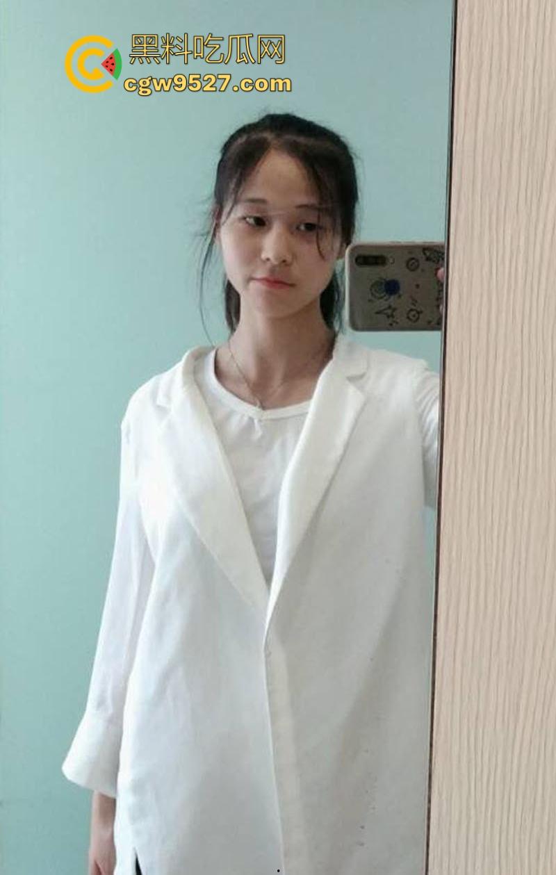 江南大学甜美女大【廖夏晴】小美遇人不淑跟绿帽渣男激情视频泄露,翘臀高抬跪床求操,淫水喷涌尽显狂野!