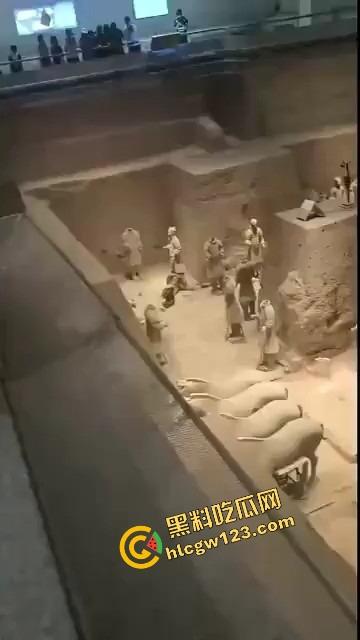 陕西兵马俑博物馆突发迷惑行为，男子纵身跳俑坑，推倒两尊陶俑再原地卧倒捂脸装雕像，景区直接封馆！