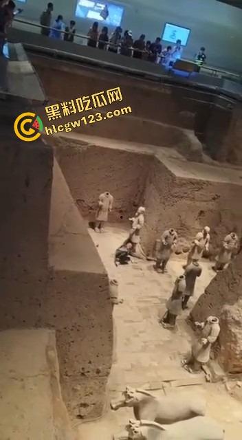 陕西兵马俑博物馆突发迷惑行为,男子纵身跳俑坑,推倒两尊陶俑再原地卧倒捂脸装雕像,景区直接封馆!