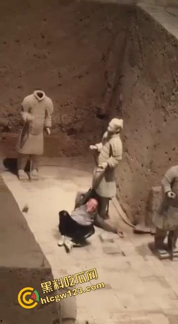 陕西兵马俑博物馆突发迷惑行为,男子纵身跳俑坑,推倒两尊陶俑再原地卧倒捂脸装雕像,景区直接封馆!