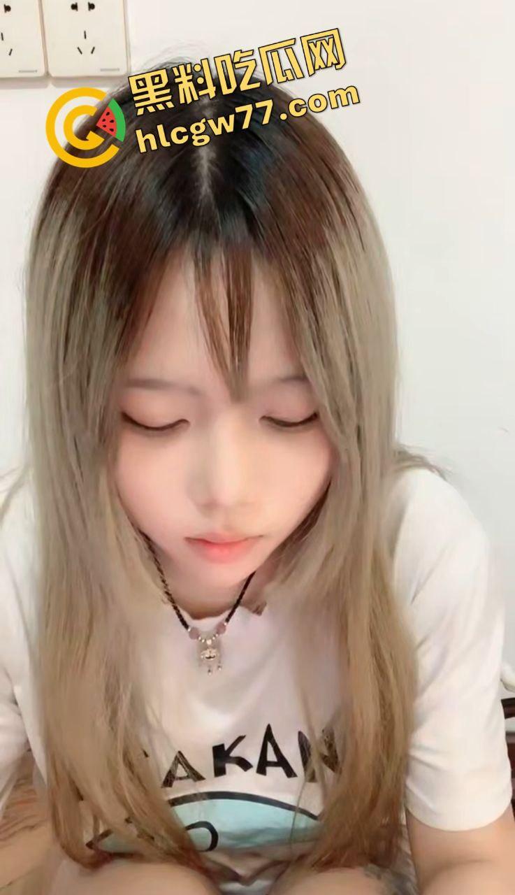 精神小妹直播翻车!清纯萝莉大奶变反差婊,自慰口交被学长后入!