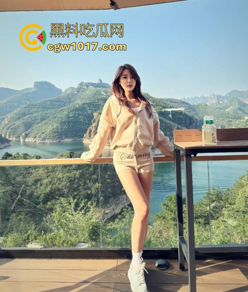 北京邮电大学极品女大【张佳静】做爱视频流出,露脸口交深喉,女上后入轮番爆操,鲍鱼收缩淫液喷溅!