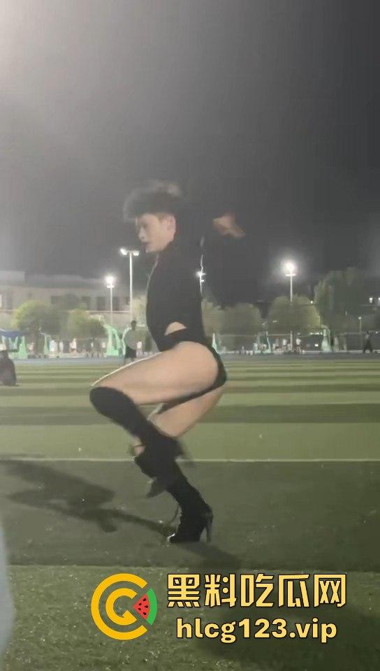 贵州铜仁男大骚0穿高跟引爆操场!大跳骚舞找主人,抖音粉丝蹭蹭涨,学校警告挡不住骚气外露!
