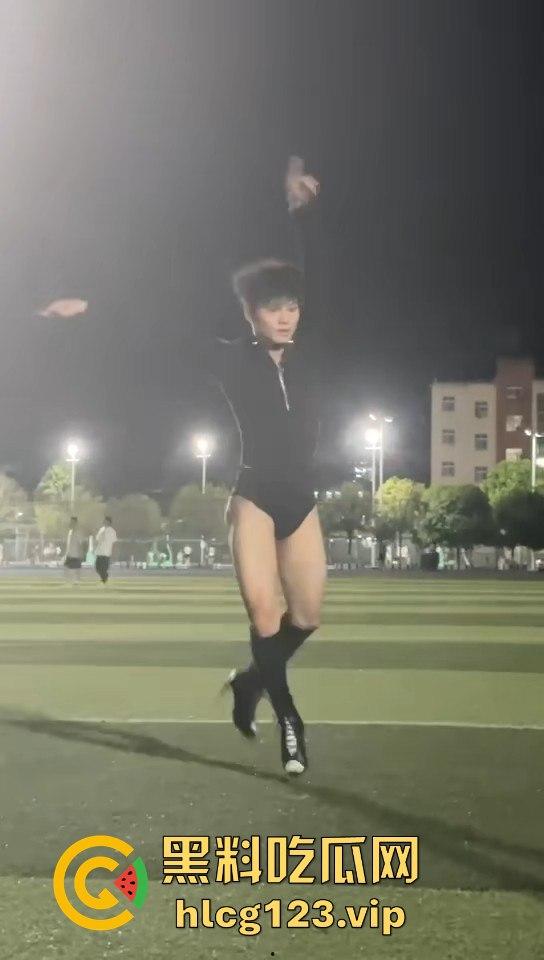 贵州铜仁男大骚0穿高跟引爆操场!大跳骚舞找主人,抖音粉丝蹭蹭涨,学校警告挡不住骚气外露!