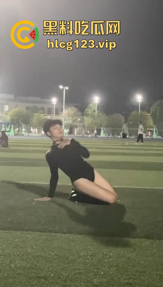 贵州铜仁男大骚0穿高跟引爆操场!大跳骚舞找主人,抖音粉丝蹭蹭涨,学校警告挡不住骚气外露!