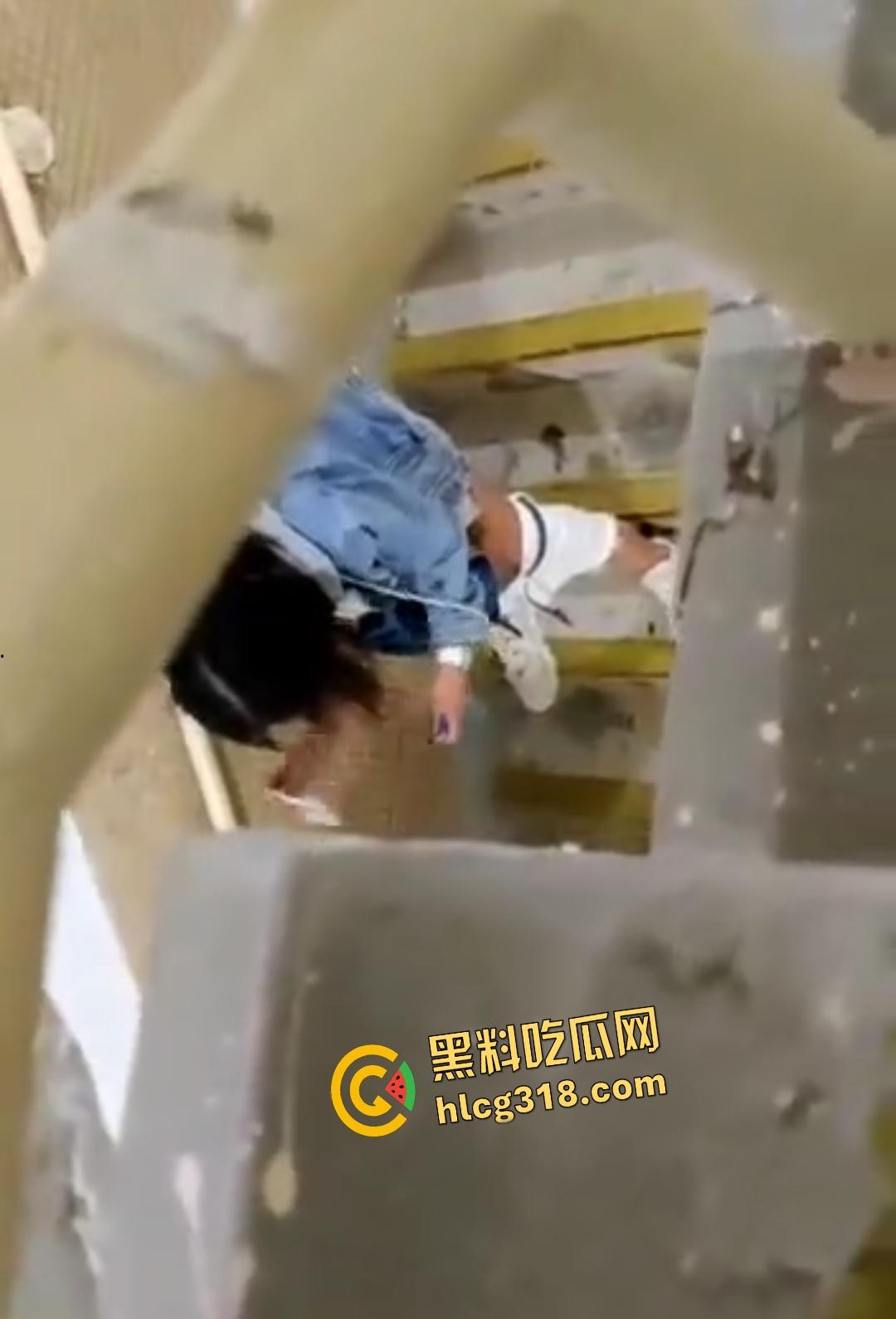 年轻人楼道激战做爱被偷拍!内射后纸擦逼险被抓,楼上大哥差点笑出声!