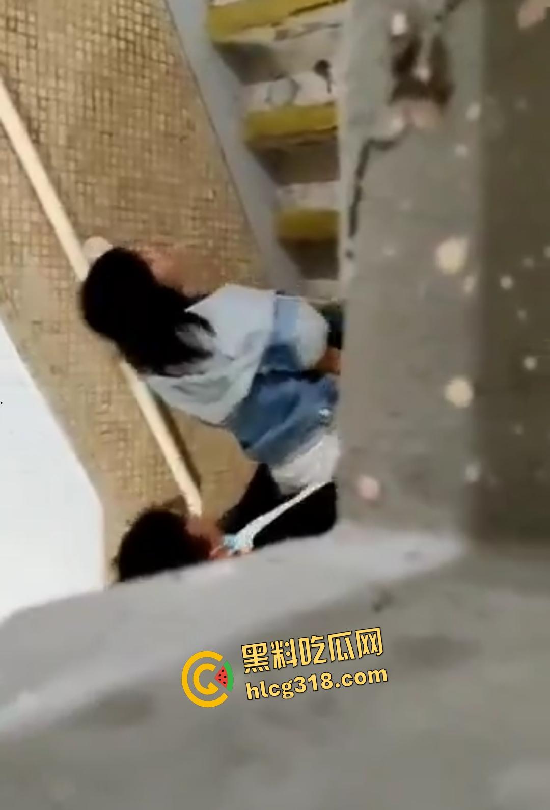 年轻人楼道激战做爱被偷拍!内射后纸擦逼险被抓,楼上大哥差点笑出声!