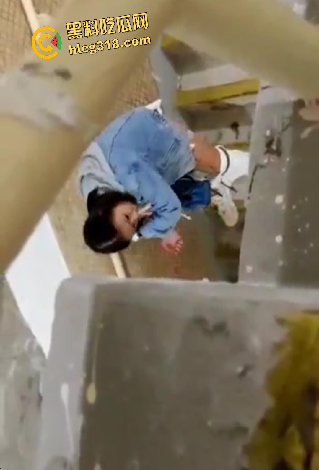 年轻人楼道激战做爱被偷拍!内射后纸擦逼险被抓,楼上大哥差点笑出声!