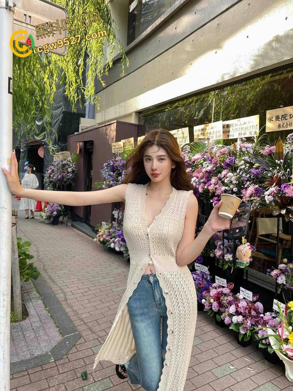 公园放风筝，妹妹户外露出白斩乳房，勾引哥哥小树林里，狂舔骚逼后入爆操，激情内射全滴在草上 !