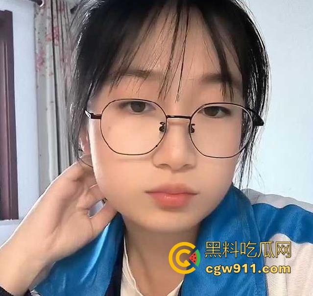 河北18岁高中女生自慰视频曝光，可爱身体被调教得一碰就出水，教室大胆自慰逼毛浓密骚水多，反差小母狗！