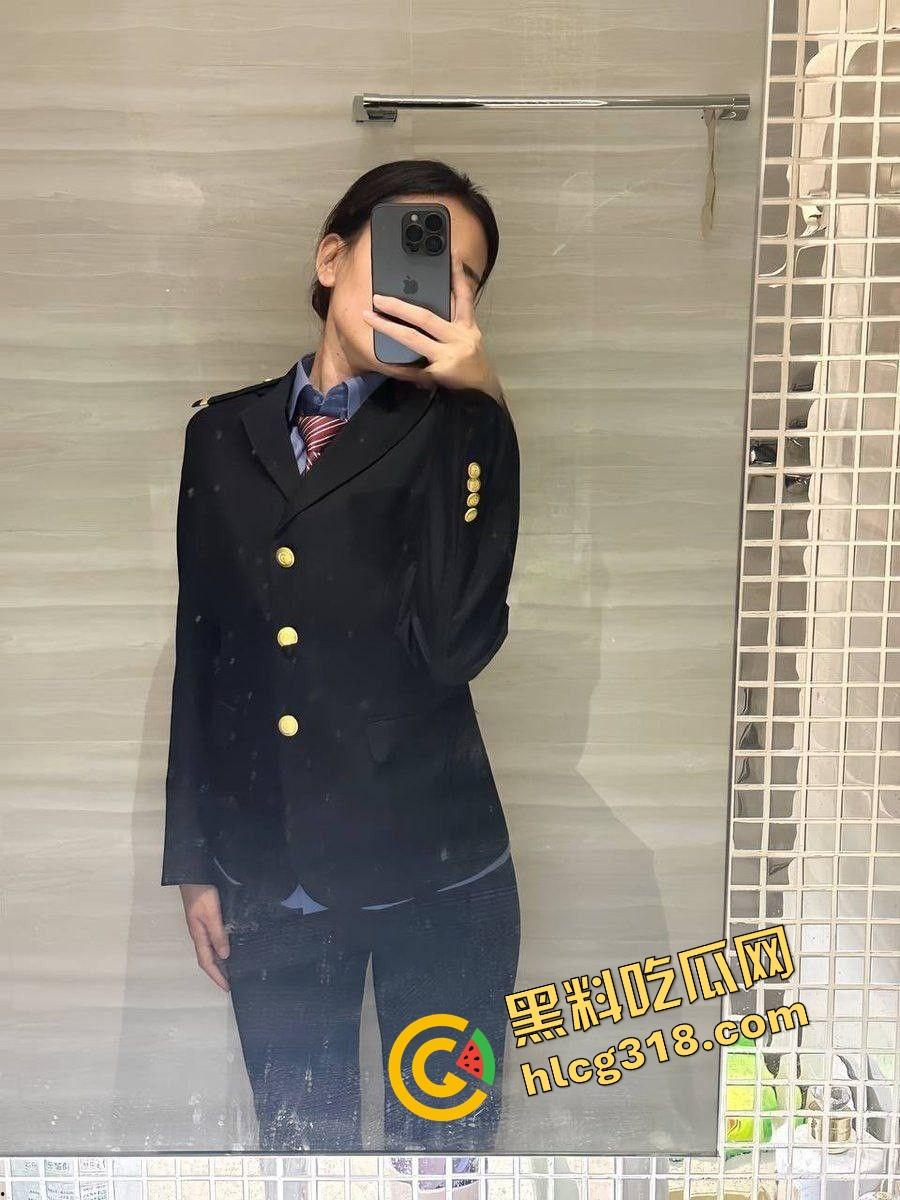 列车员姐姐下班就急着要,制服还没脱就在办公室楼道开操,裙子撩到腰上逼水顺着丝袜滴!