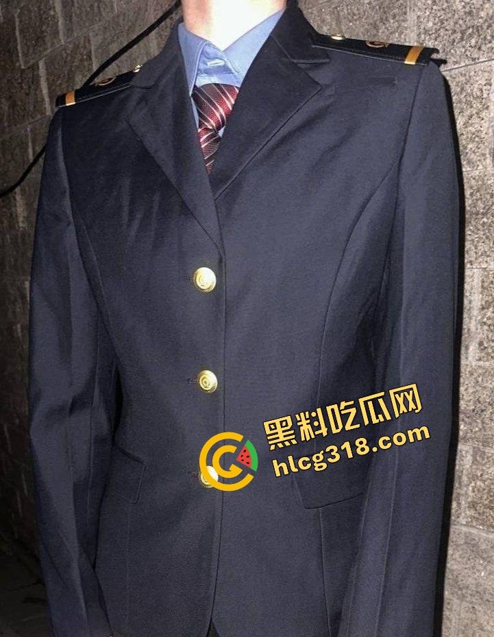 列车员姐姐下班就急着要,制服还没脱就在办公室楼道开操,裙子撩到腰上逼水顺着丝袜滴!