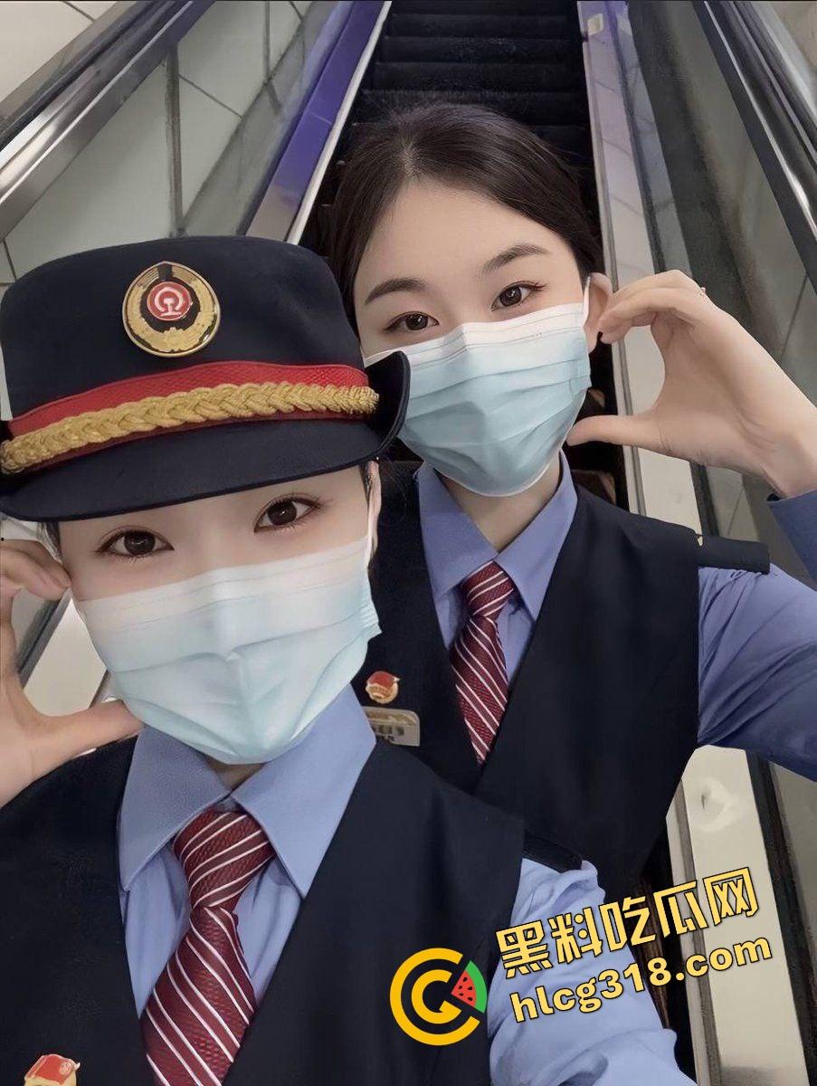 列车员姐姐下班就急着要,制服还没脱就在办公室楼道开操,裙子撩到腰上逼水顺着丝袜滴!