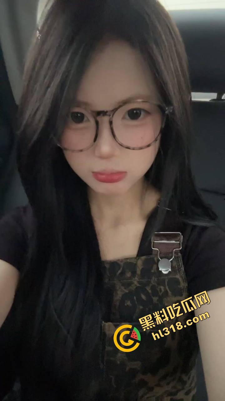 工商大课堂情侣上演当众扣逼,女的一边听课一边夹腿呻吟,逼水湿透凳子,老师讲高数她在学生物!