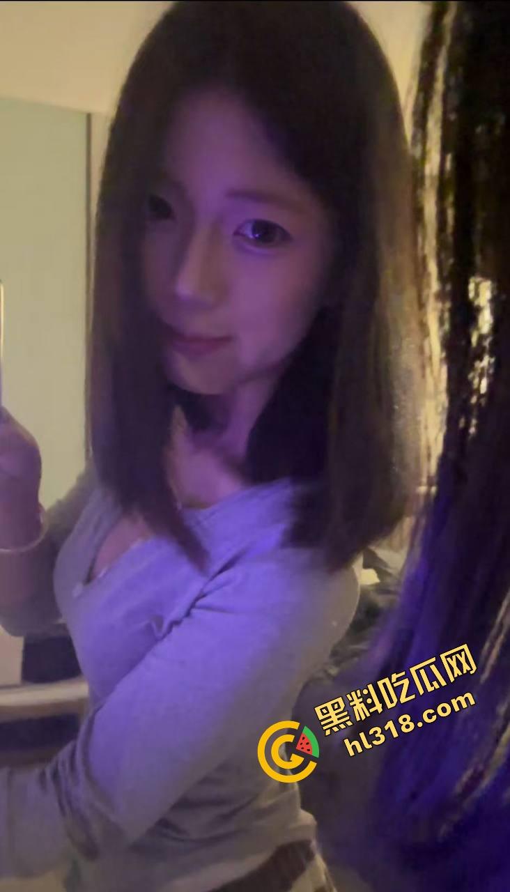 工商大课堂情侣上演当众扣逼,女的一边听课一边夹腿呻吟,逼水湿透凳子,老师讲高数她在学生物!