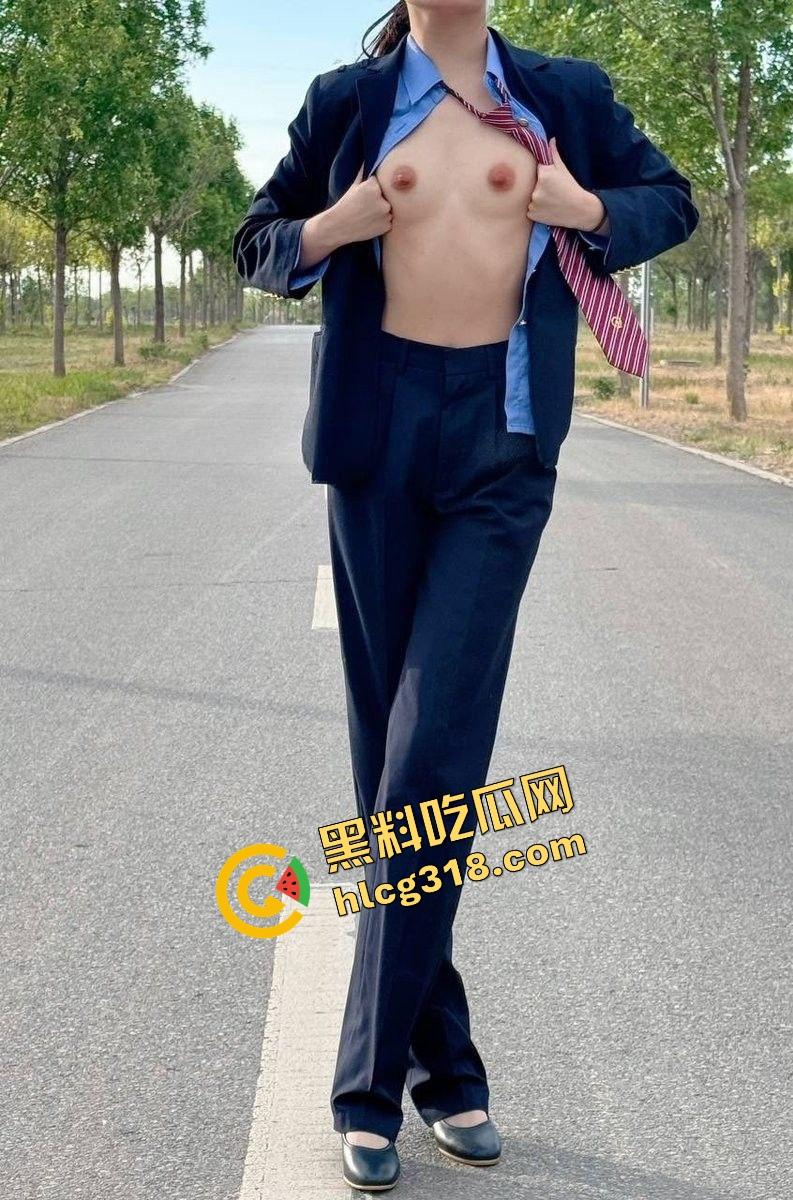 列车员姐姐下班就急着要,制服还没脱就在办公室楼道开操,裙子撩到腰上逼水顺着丝袜滴!