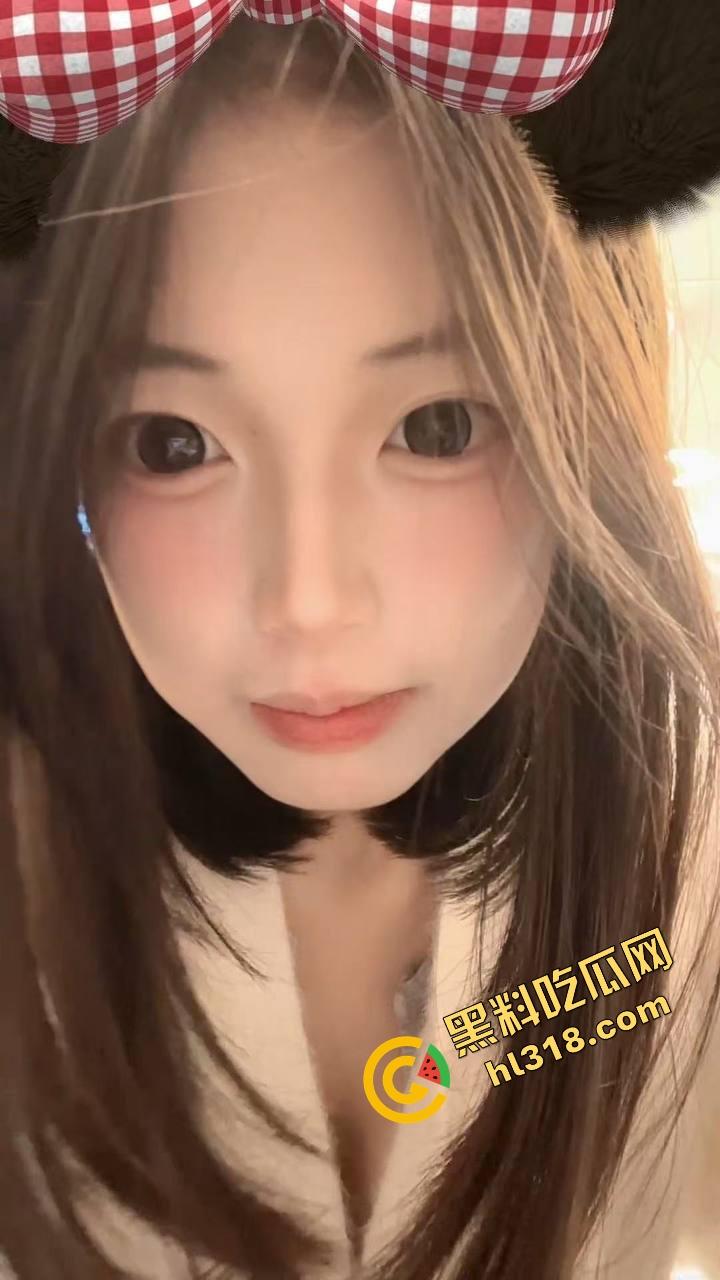 工商大课堂情侣上演当众扣逼,女的一边听课一边夹腿呻吟,逼水湿透凳子,老师讲高数她在学生物!