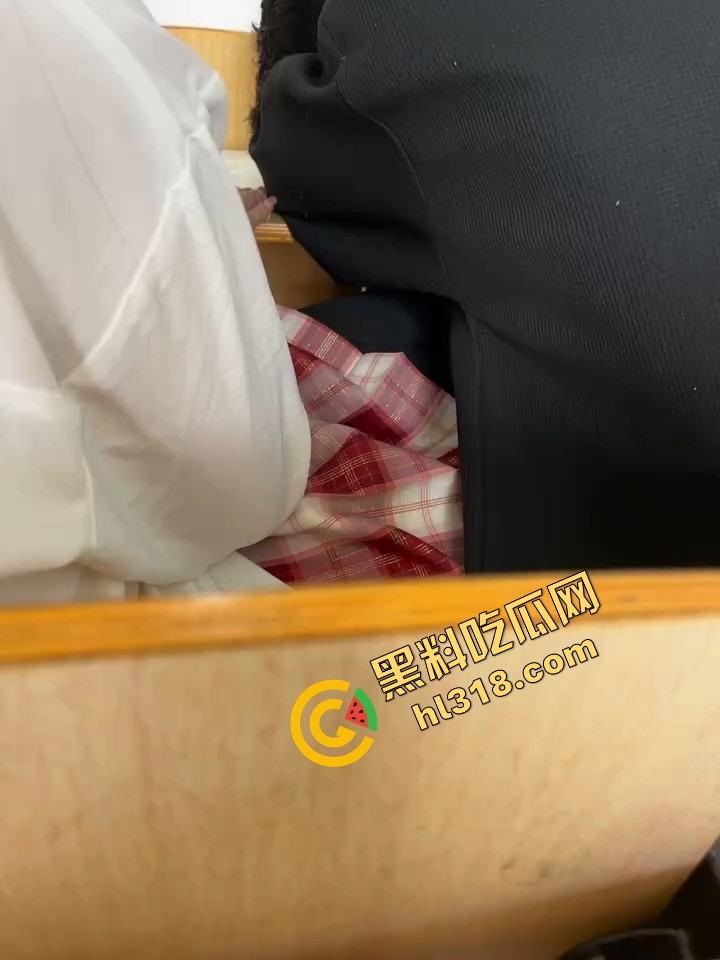 工商大课堂情侣上演当众扣逼,女的一边听课一边夹腿呻吟,逼水湿透凳子,老师讲高数她在学生物!