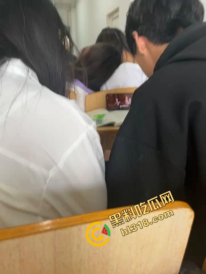 工商大课堂情侣上演当众扣逼,女的一边听课一边夹腿呻吟,逼水湿透凳子,老师讲高数她在学生物!