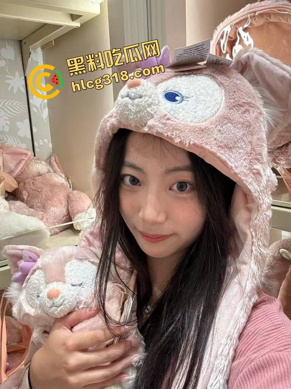 母女花共侍一夫,丈母娘淫水直流等内射,女儿帮舔收尾助兴,母女两舔着精液全家肉体合一!