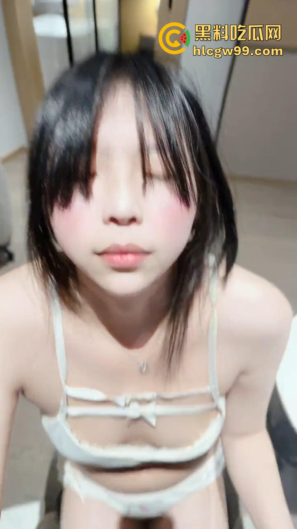 山西林业职业技术学院『林甜甜』曾经的高冷女神如今成跪地小母狗,喝尿舔脚任人践踏,扇脸羞辱都不敢喘气!