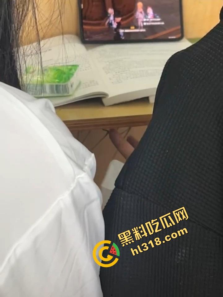 工商大课堂情侣上演当众扣逼,女的一边听课一边夹腿呻吟,逼水湿透凳子,老师讲高数她在学生物!