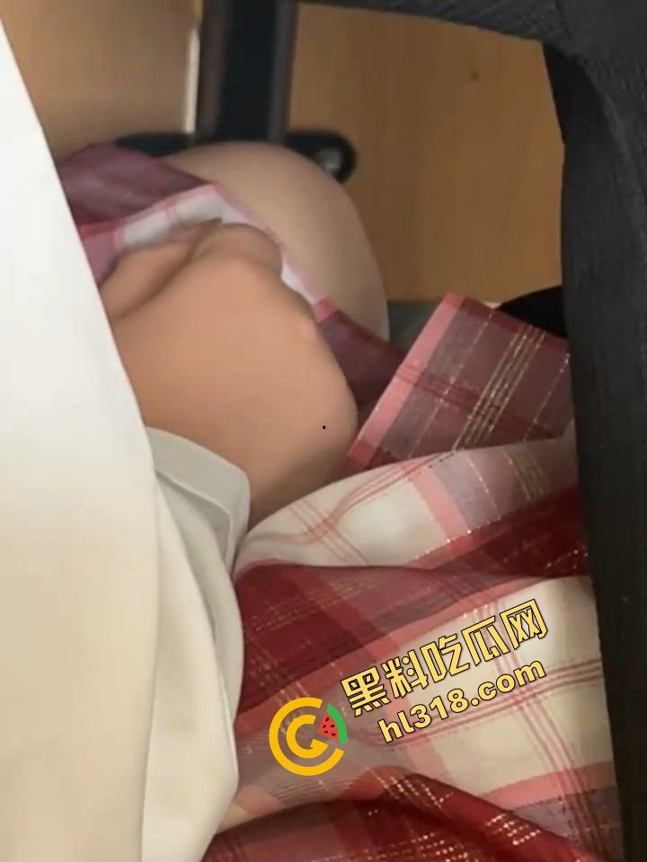 工商大课堂情侣上演当众扣逼,女的一边听课一边夹腿呻吟,逼水湿透凳子,老师讲高数她在学生物!