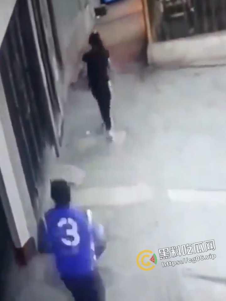 外国男子企图强奸路过女性 被路人抓到 绑到电线杆上打死 这就叫民风彪悍 现场画面流出