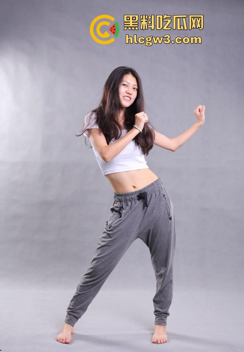 广西人妻竟背着老公约俩单男打野炮,3P啪啪现场大曝光,骚货狂嗨露出颜射直接喷满脸!