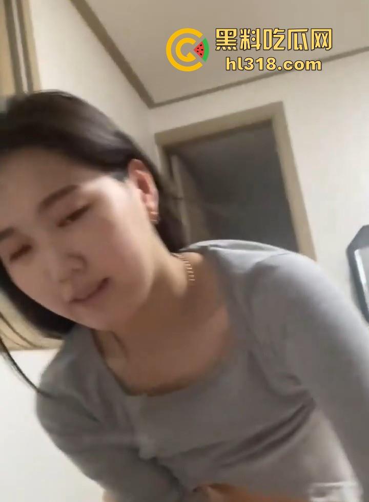 约炮爱笑的极品人妻，微胖身材反差熟女小，背着老公来偷情，一边吃鸡一边笑，太踏马淫荡了！