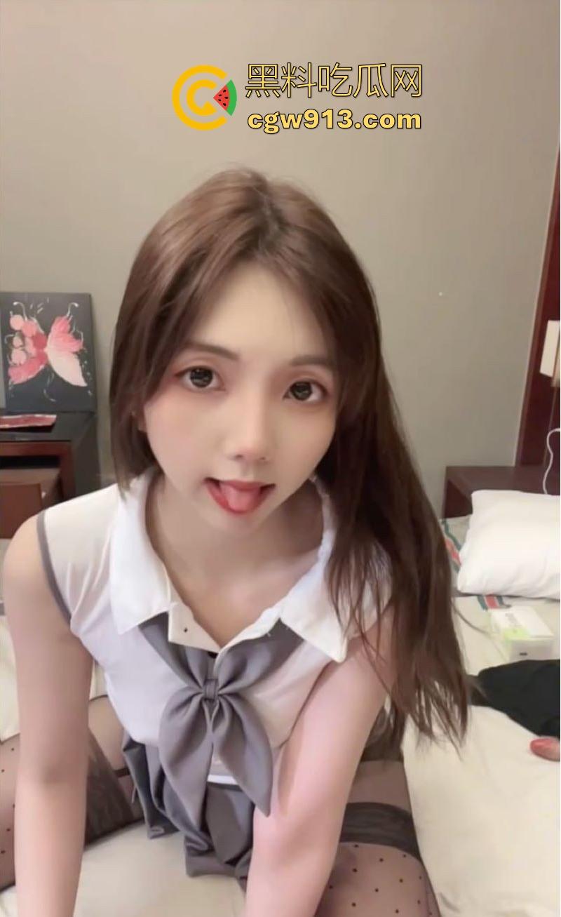 超高颜值性感福利主播【模特薇薇】最新录播视频曝光,制服与皮靴,C杯酥胸与蜜桃臀勾魂,道具轮番刺激美穴!