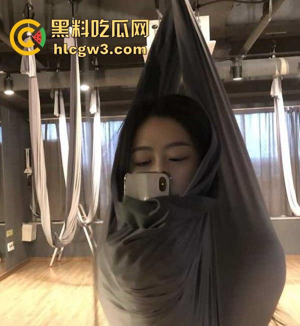 广州音乐学院女神【金依然】被富二代玩烂,内射视频全网疯传,穿开档丝袜任由抽插,直接成了移动肉便器!