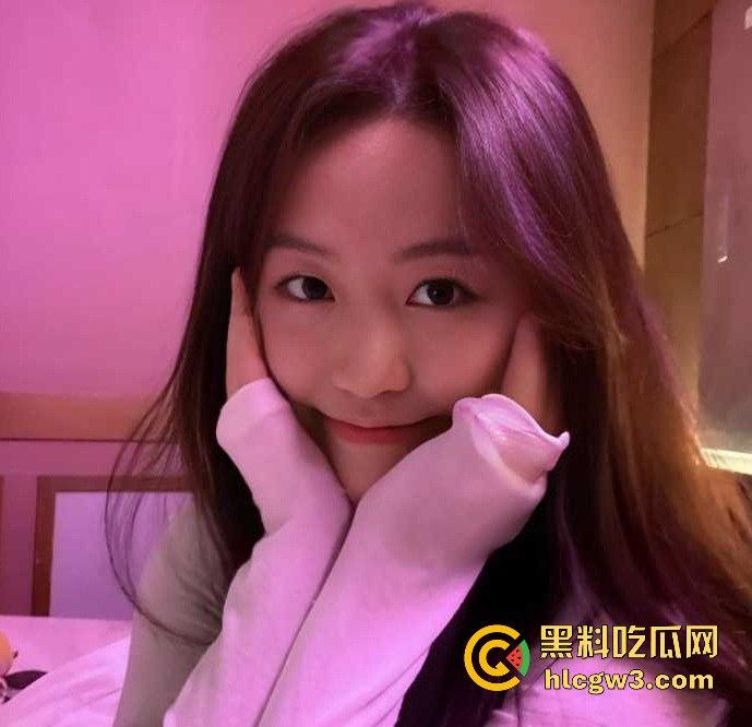 广州音乐学院女神【金依然】被富二代玩烂,内射视频全网疯传,穿开档丝袜任由抽插,直接成了移动肉便器!