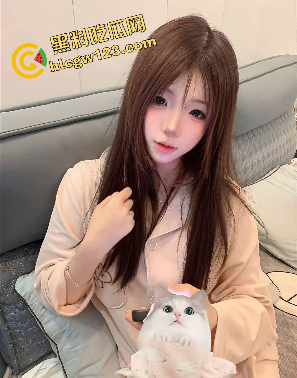 客车活春宫?情侣当众激情上演,男友全程抠到逼啪啪啪,水流不止纸巾都擦不干,乘客捂眼捂耳都不够!