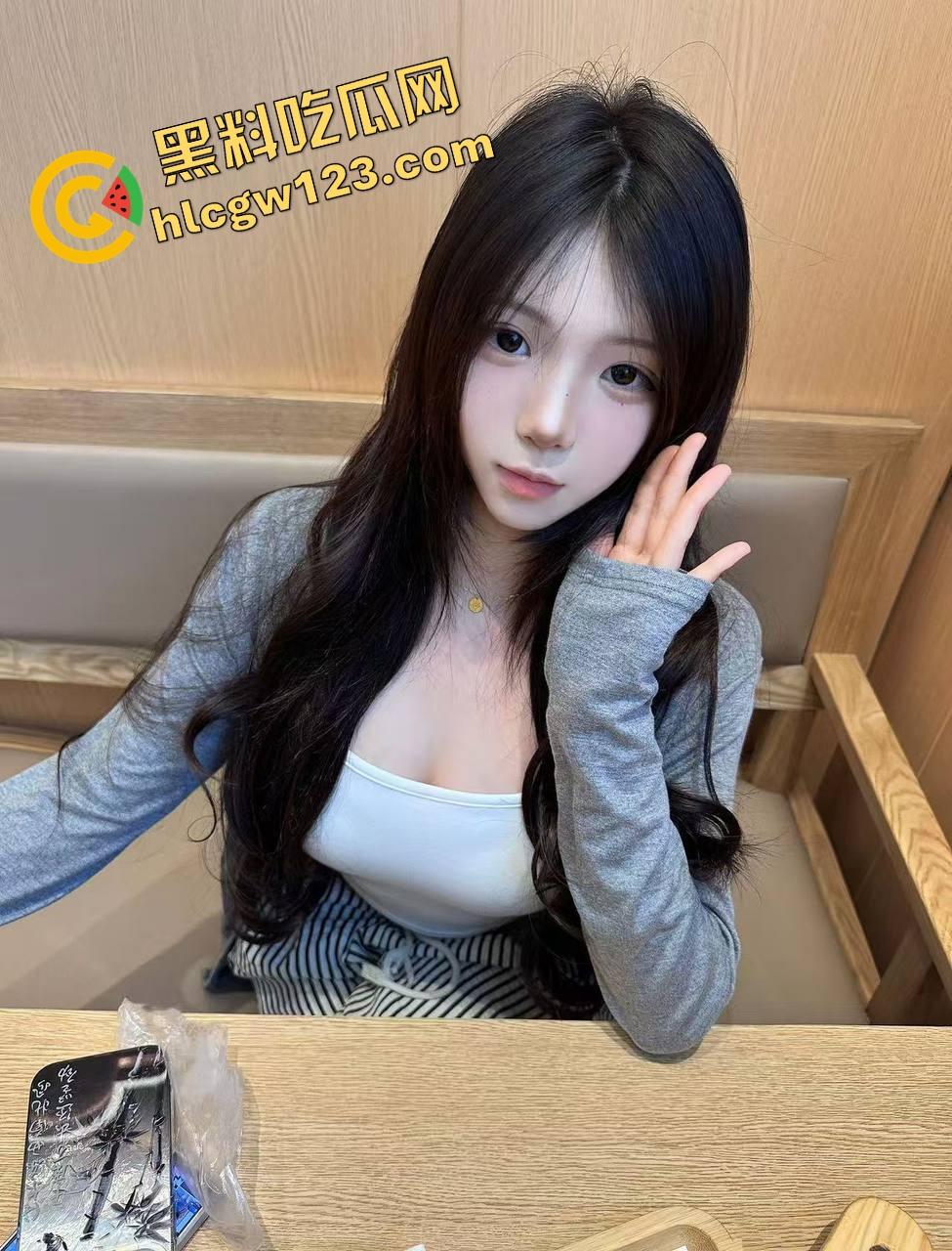 客车活春宫?情侣当众激情上演,男友全程抠到逼啪啪啪,水流不止纸巾都擦不干,乘客捂眼捂耳都不够!