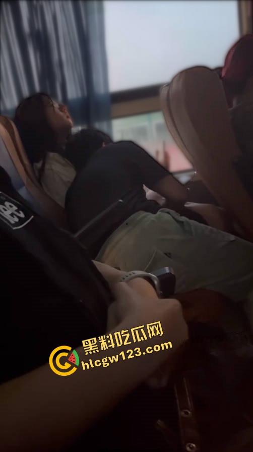 客车活春宫?情侣当众激情上演,男友全程抠到逼啪啪啪,水流不止纸巾都擦不干,乘客捂眼捂耳都不够!