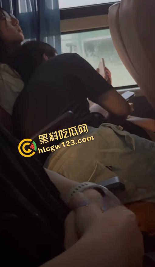 客车活春宫?情侣当众激情上演,男友全程抠到逼啪啪啪,水流不止纸巾都擦不干,乘客捂眼捂耳都不够!