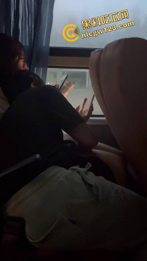 客车活春宫?情侣当众激情上演,男友全程抠到逼啪啪啪,水流不止纸巾都擦不干,乘客捂眼捂耳都不够!