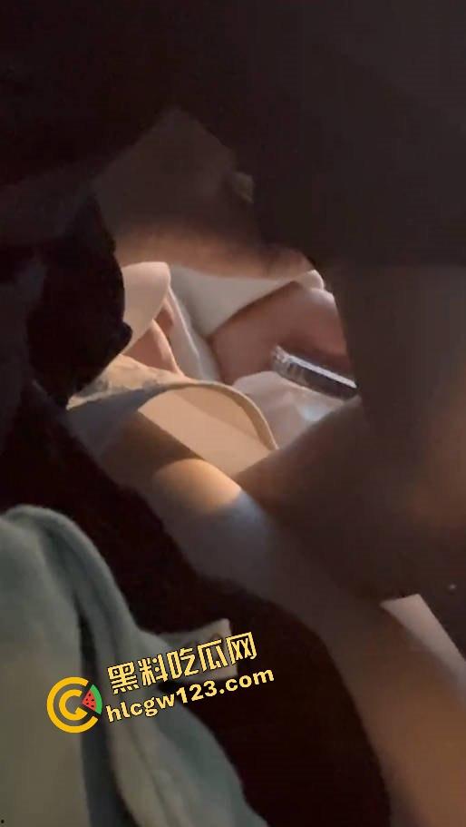 客车活春宫?情侣当众激情上演,男友全程抠到逼啪啪啪,水流不止纸巾都擦不干,乘客捂眼捂耳都不够!