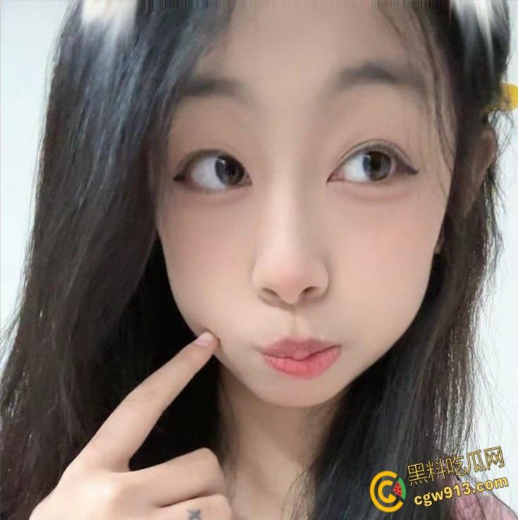 浙江17岁小母狗【徐迎运】,为讨好金主与其朋友3p,舌钉口活别致舒服,未成年酮体就是嫩啊!