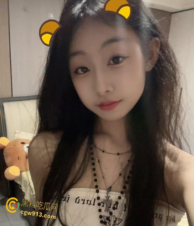 浙江17岁小母狗【徐迎运】,为讨好金主与其朋友3p,舌钉口活别致舒服,未成年酮体就是嫩啊!