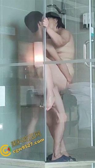 海角乱伦【妈妈的味道】!出差途中偷会干妈,酒店浴室后入激战,床上解锁新体位,无套内射爽翻天