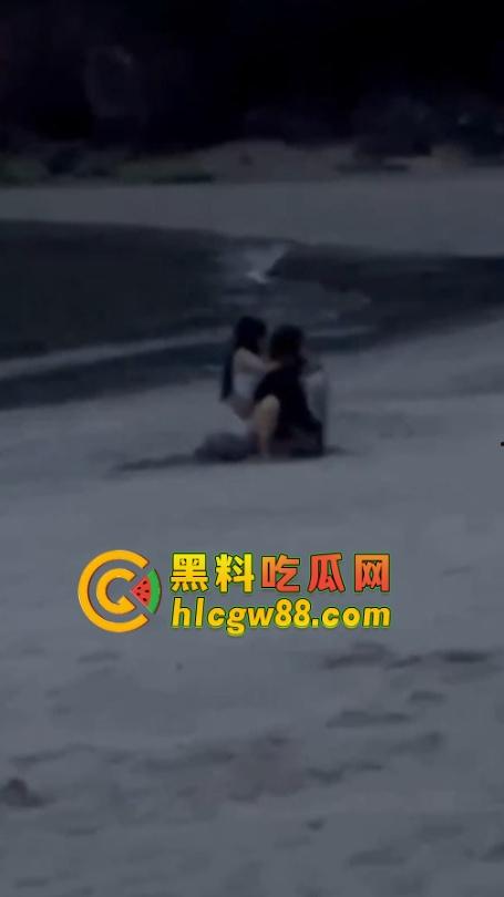 越南网黄『奥利安』岘港海滩操场完成任务,电动骚马达榨大哥屌汁炸沙,速操收米回去继续播!