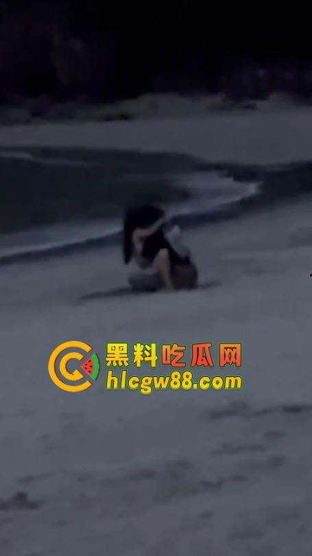 越南网黄『奥利安』岘港海滩操场完成任务,电动骚马达榨大哥屌汁炸沙,速操收米回去继续播!