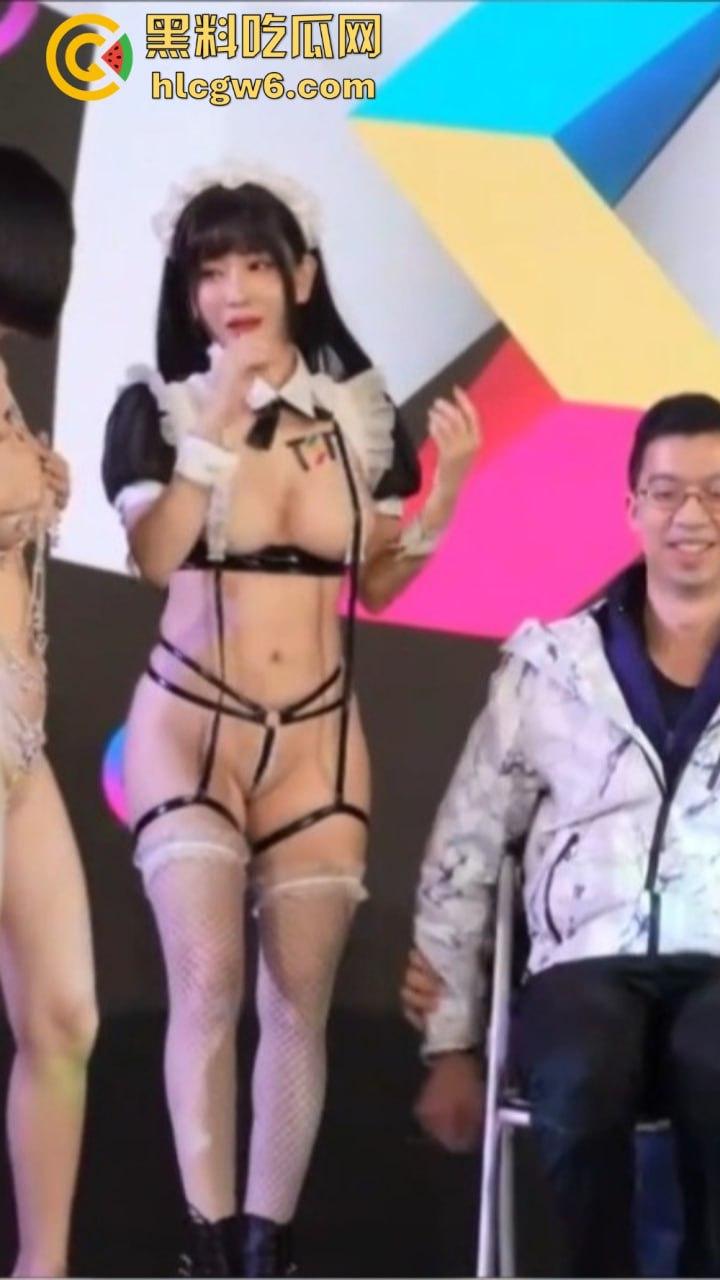 台湾成人展太敢玩,两大女优现场狂骑男粉丝,坐腿上贴身调情,高清镜头拍到压枪都快hold不住了!