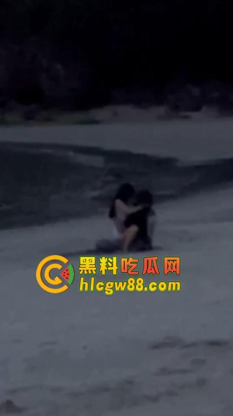 越南网黄『奥利安』岘港海滩操场完成任务,电动骚马达榨大哥屌汁炸沙,速操收米回去继续播!