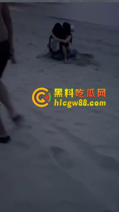 越南网黄『奥利安』岘港海滩操场完成任务,电动骚马达榨大哥屌汁炸沙,速操收米回去继续播!