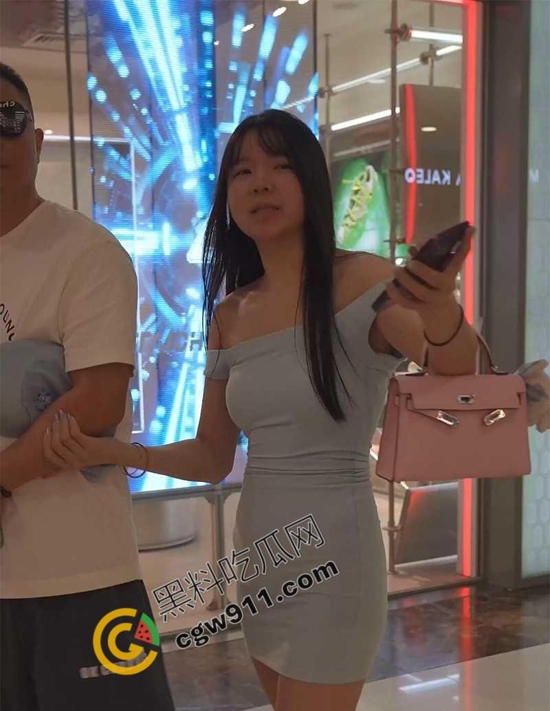 顶级偷拍精选！美艳骚妇真空美腿火辣躁动，嫩穴翘臀，刺激无比，欲火难耐！