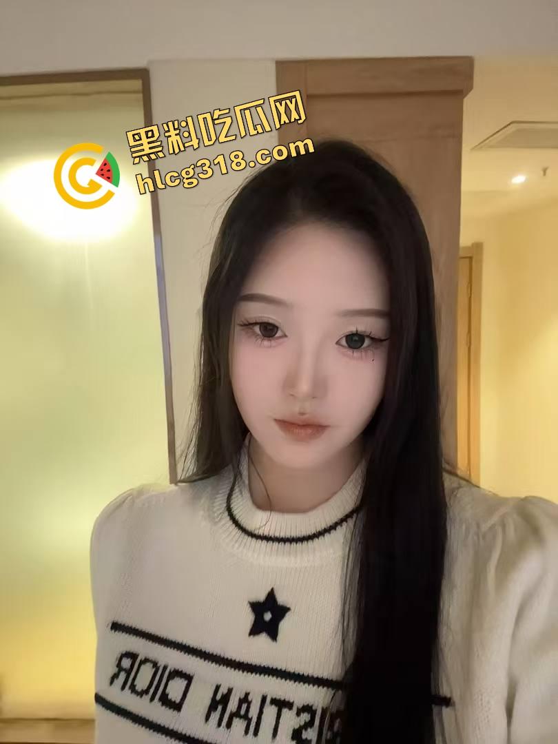 这他妈什么新花样？三级片都不敢这么拍，第一次见有人全裸趴公堂挨打，还他妈打得这么骚！